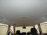 【清潔感のある天井】ふと見上げた時も綺麗な天井は、タバコのニオイや汚れもなく清潔。車内がパッと明るく感じられ、ドライブの移動時間もリラックスして過ごせる空間になっています。