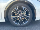 【純正ホイール】純正設計ならではの美しいデザインと精密な仕上げで、車両全体のスタイリングを引き立てます。