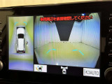 パノラミックビューモニターを装備。駐車場や交差点でクルマを真上から見るように周囲を確認できます。機能の詳細は販売店スタッフまでおたずねください。