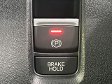 【オートブレーキホールド】信号待ちや渋滞で停車時にブレーキから足を離しても、停止状態を保持してくれます。前進するときはアクセルを踏めば自動で解除されるので安心♪街乗り運転が楽になります♪
