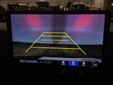 【バックカメラ】運転が苦手な方も車庫入れラクラクです!ギアをリバースに入れれば自動的に切り換わりますので、面倒な操作は不要です♪狭い駐車場もお車を傷つけず安心ですね!
