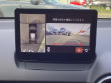 狭い場所での駐車や、すれ違いなどでより的確な運転操作に役立つ、360&deg;ビューモニターが装備されています。