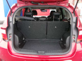 リヤゲート内は広々使えますが、リヤシートを倒したりとシートアレンジ次第で遊び・通勤・送り迎え・買い物と自由が広がります☆トランク下にはパンク修理キットを搭載していますので、突然のパンクの際も安心です☆