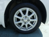 社外品アルミホイールが装着されています(保証対象外)。タイヤは新品へ交換致します