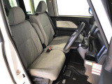 運転席の座面高さを調整できるシートリフターが付いています。フロントシートはベンチシートを採用で、座面も広く使い勝手もいいですよ♪