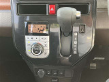 【エアコン】エアコンはオートエアコンとなっておりますので、あらかじめ好みの温度に設定しておけば自動的に風量を調節してくれます。自分でいちいち調節する手間が省けますね。