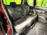 後部座席も気になるようなキズ・汚れやへたり等、大きなダメージはなく、良好な状態です。