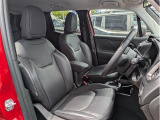 シートヒーターも装備された高級感のあるレザーシートです!JEEPのロゴがオシャレ!