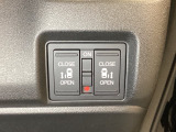 リアドアは乗り降りに便利な両側電動スライドドアです。また運転席に座っていながらスイッチ操作で自在にスライドドアを開け閉めできます。
