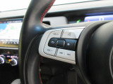ハンドルにオーディオの操作スイッチが装備されています。視線を前方から外さずハンドルから手を離さずに操作できるので安心です。