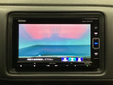 ギヤをR(バック)に入れるとナビの画面に後ろの映像が映るリアカメラ付です。後退時、コンディションが悪い視界でもカラーバックモニターがドライバーをサポートします。