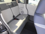 後部座席も大人が広々と使えるサイズになっています。