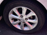 アルミホイール付!鉄ホイールと違って軽いので燃費にも影響してきます。ガソリンの高騰に少しは貢献します!