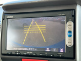 バックモニター装備。画面にて後方の確認が行えるので、バック駐車や車庫入れの際には重宝します。車の運転に慣れない方でも安心のガイドライン表示機能付。