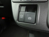 電動パーキングブレーキを装備。シフトをPレンジにすると自動でパーキングブレーキが作動します。また、アクセルを踏むと自動的に解除されます