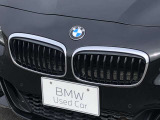 左右のキドニー・グリルの中心にはBMWのエンブレムが鎮座し、個性を放つデザイン性を兼ね備えました。