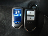 スマートキー付。キーを取り出さなくてもドアロックの施錠・開錠、エンジンの始動が出来ます。雨の日や荷物の多い日にとても便利ですね。