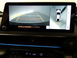 【パノラミックビュー】・・・車両の前後左右に搭載した4つのカメラにより、クルマを真上から見ているような映像を表示。運転席から確認しにくい車両周囲の状況を把握できます。