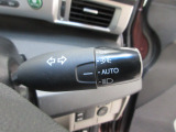 オートヘッドライト標準装備です。車外の明るさに応じて自動的にヘッドライトの点灯・消灯をしてくれます。トンネルの出入り口などで活躍してくれます。