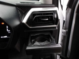 運転席のカップホルダーはエアコンの吹き出し口にありますので冷やしたり温めたりすることが出来ます☆