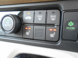 オートエアコンと前席シートヒーターが装備されており、快適に運転が可能です。