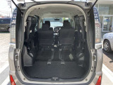 【荷室】サードシートを左右に跳ね上げれば、さらに広くご使用することが出来ます。