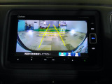 バックカメラの画像です。ガイドラインがスムースな車庫入れをサポートいたします。車庫入れの安心感がアップしますね。