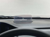 ヘッドアップディスプレイ(HUD)搭載。運転中、前方から視線を落外す必要がなく、安全に情報を把握しながら運転ができる機能です。