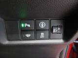 パーキングセンサーや横滑りを防ぐVSA等のスイッチ類は運転席の右側、手の届きやすい位置にあります。