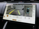 【3Dサラウンドカメラ】周囲の安全確認をアシストする機能です。3D車外ビュー、360&deg;オーバーヘッドビューを 利用して、狭いスペースでも安心、スムーズに運転操作ができます。