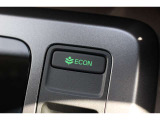 エンジンやエアコンといった、クルマ全体の動きを燃費優先で自動抑制するECONモード。空調など快適性を優先したい時はスイッチを押してOFFに出来ます!
