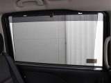 スライドドアに収納式のサンシェードを装備しています。