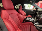 スポーツレザーシートは体の軸が固定され、長時間の運転でも疲れにくいです。ランバーサポート、シートメモリー付きパワーシートです。