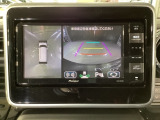 狭い場所での駐車やすれ違いなどでより的確な運転操作に役立つ360&deg;ビューモニターが装備されています。