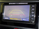後方の見える安心をお届けするバックガイドモニター付:バックするときのアシストラインもあって楽々バック!車庫入れや縦列駐車をサポートし、苦手な駐車も安心です!今やもう手放せない装備ですネ♪