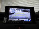 バックカメラの画像です。ガイドラインがスムースな車庫入れをサポートいたします。車庫入れの安心感がアップしますね。