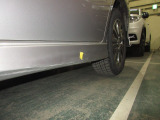 この車両は助手席側サイドシルガーニッシュ後方部にA4サイズ程度の傷が有ります。こちらは現状での販売となります。ご希望であれば当社にて板金修理を行うことも可能です。詳しくは担当営業までご相談下さいませ。
