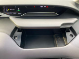 インストパネル運転席側前にも収納スペースがついています。USB端子付き。セレナには、収納スペースがいろんな場所についています。頻繁に使う物、隠しておきたい物、置く場所が困らないのも、セレナの魅力です。
