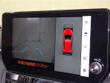 パノラミックビューモニターを装備。駐車場や交差点でクルマを真上から見るように周囲を確認できます。機能の詳細は販売店スタッフまでおたずねください。