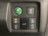 Hondaセンシング用の、VSA(ABS+TCS+横滑り抑制)解除と路外逸脱抑制機能のオンオフスイッチなどはハンドルの右側に装備しています。燃費に役立つECONボタンもここです。