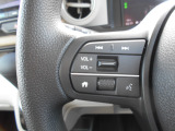 オーディオコントロールスイッチがハンドルに装備されているのでハンドルから手を離さずに運転が可能です。