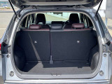 後部座席に座れる状態でも荷室はこれだけの広さがあるのでお出かけやお買い物にも重宝します。ついつい買い物しすぎても安心ですね♪