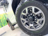 【純正アルミホイール】外観にマッチした純正アルミホイールを装着しております。各種社外アルミホイールや、スタッドレスタイヤも取扱いしております。是非ご相談ください♪