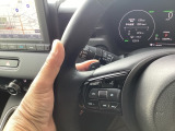 マニュアル車のような感覚で、ワインディングロードでも車を操れるパドルシフト付きです。長い下り坂でのエンジンブレーキや、高速道路の合流の際の加速も思いのままに操ることができ楽しめます