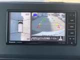 アラウンドビューモニターです。上空からお車の周りを見る感覚で表示されますので、車庫入れも簡単