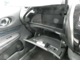助手席前には上下にフタ付の小物入れをご用意しております☆下段は、車検証の収納に便利な大容量のグローブBOXとなっております