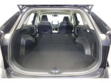 セカンドシートを倒した状態です。セカンドシートは独立可倒、荷物に合わせてラゲッジスペースをアレンジできます。