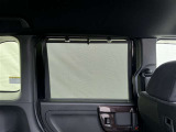 後席の窓ガラスには日差しや紫外線を防ぐ格納式サンシェードが装備されています!