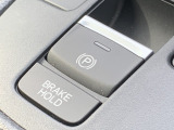 電動パーキングブレーキ・オートブレーキホールドです。ボタンを引っ張るだけでサイドブレーキがかかります。オートブレーキホールドは信号待ちや渋滞でもブレーキを踏み続ける必要なし!楽に運転できます!