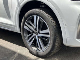 20インチ純正アルミホイール装備 全車両に標準装備の純正アルミホイールは、純正ならではのバランスの良いデザインと、走行安定性をお楽しみ頂けます。